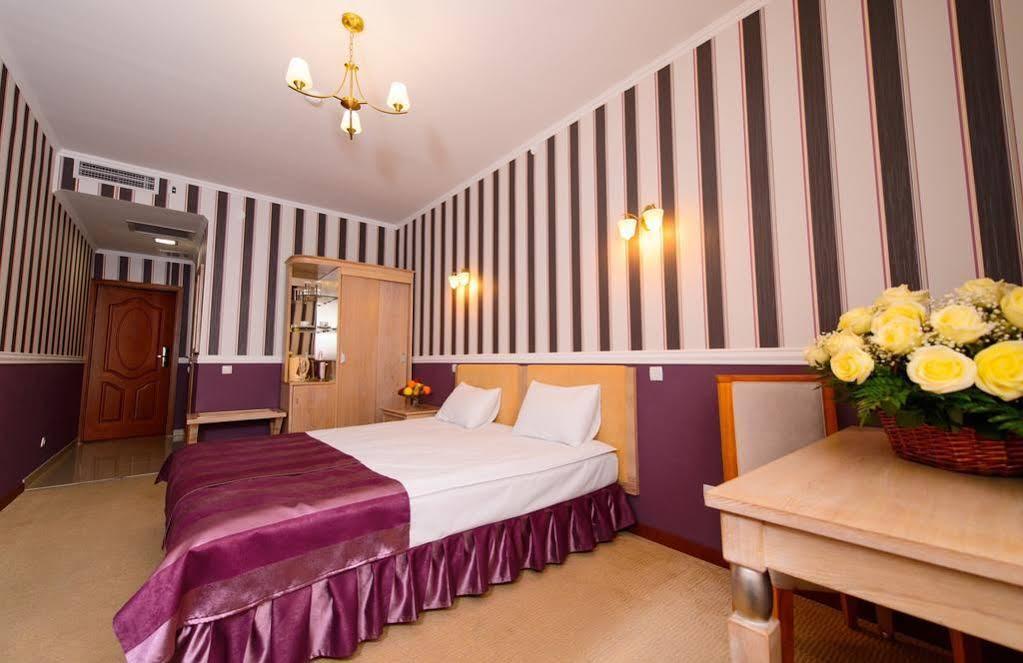 Hotel O Azamat à Astana Extérieur photo