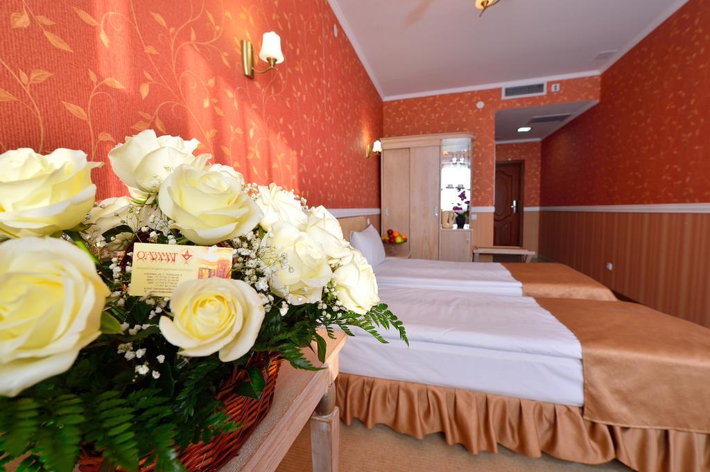 Hotel O Azamat à Astana Extérieur photo