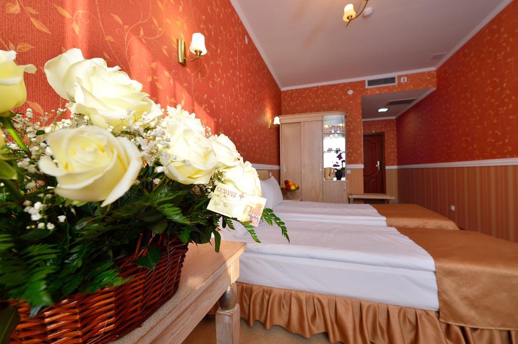 Hotel O Azamat à Astana Extérieur photo