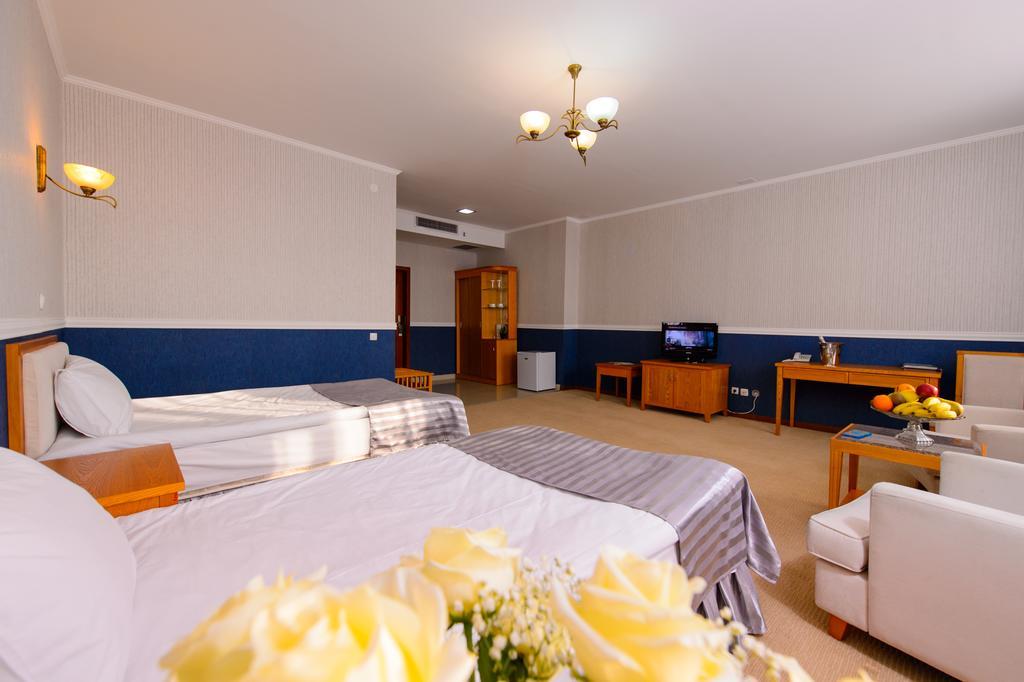 Hotel O Azamat à Astana Extérieur photo