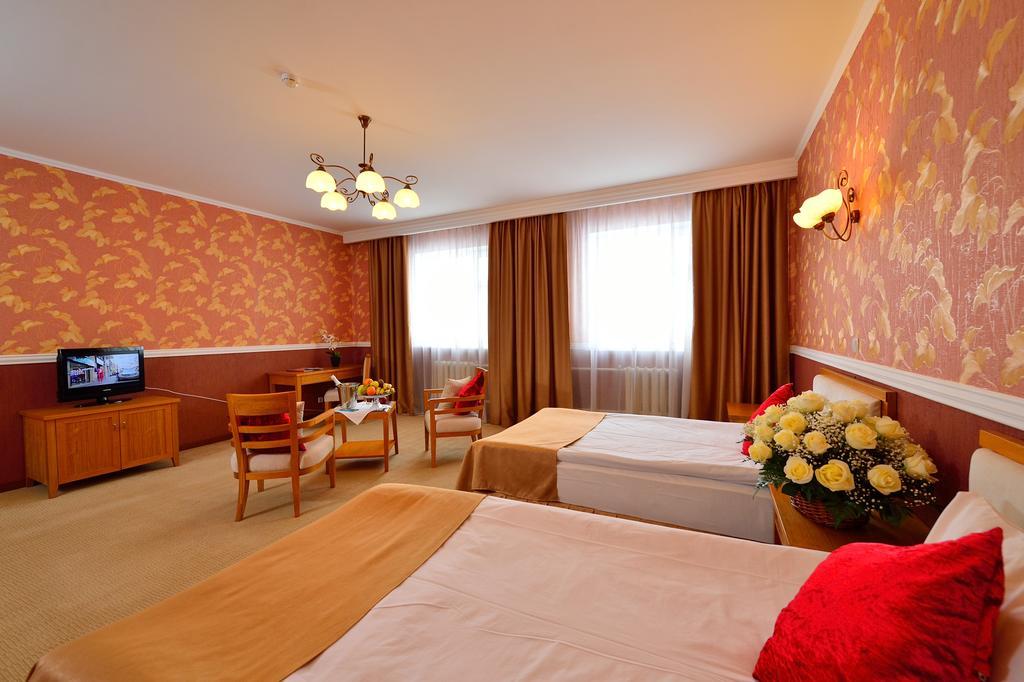Hotel O Azamat à Astana Extérieur photo