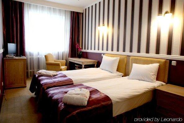 Hotel O Azamat à Astana Chambre photo