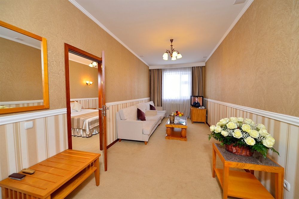Hotel O Azamat à Astana Extérieur photo