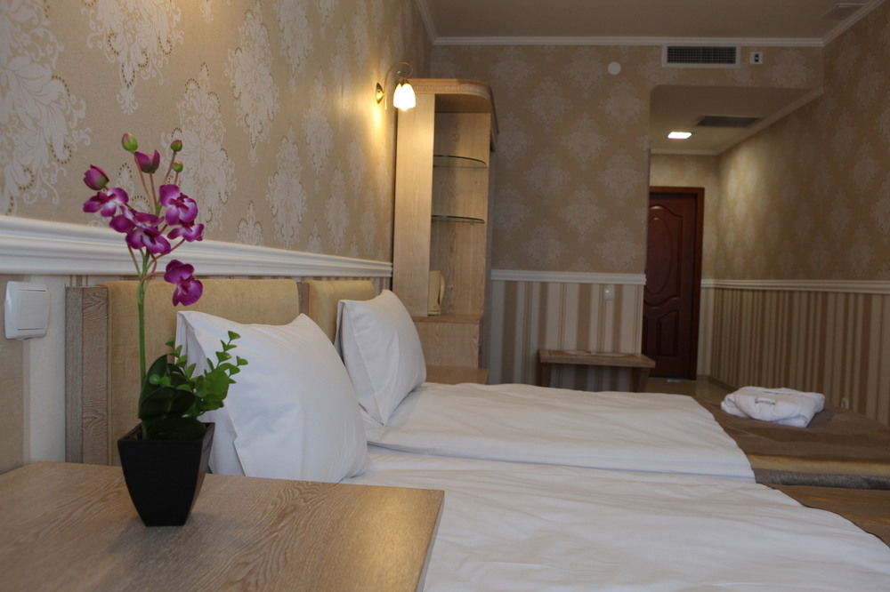 Hotel O Azamat à Astana Extérieur photo